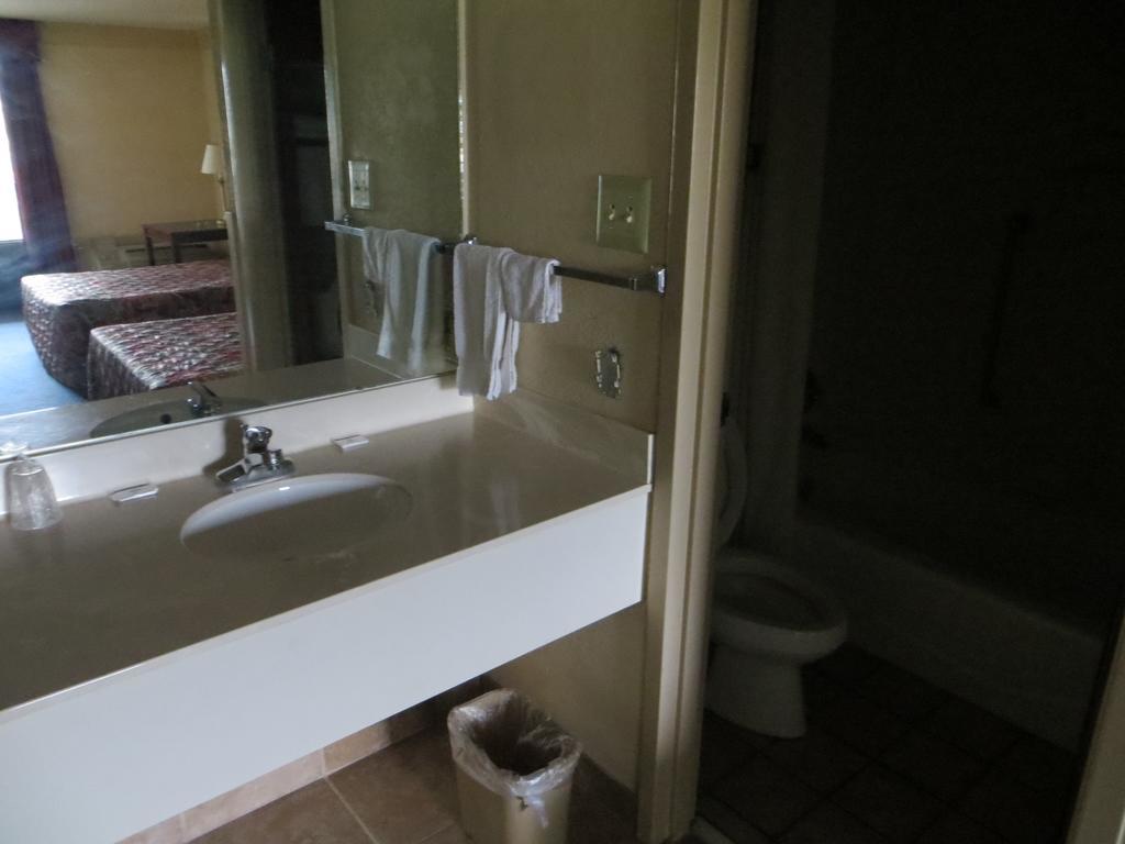 Budgetel Inn & Suites Macon Bagian luar foto