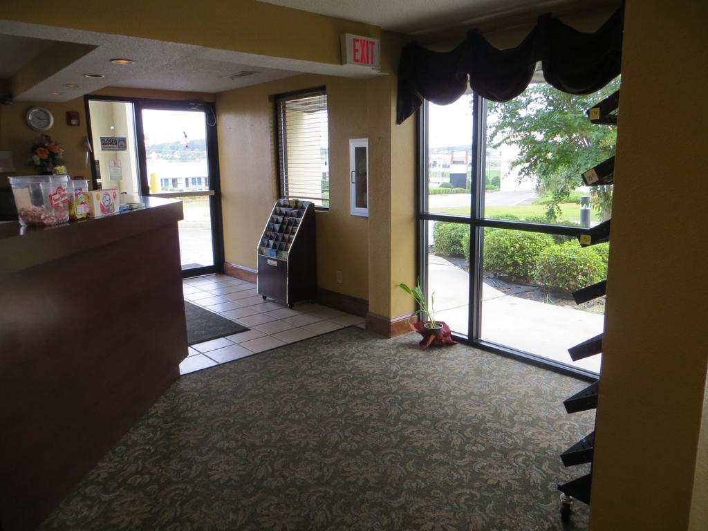 Budgetel Inn & Suites Macon Bagian luar foto