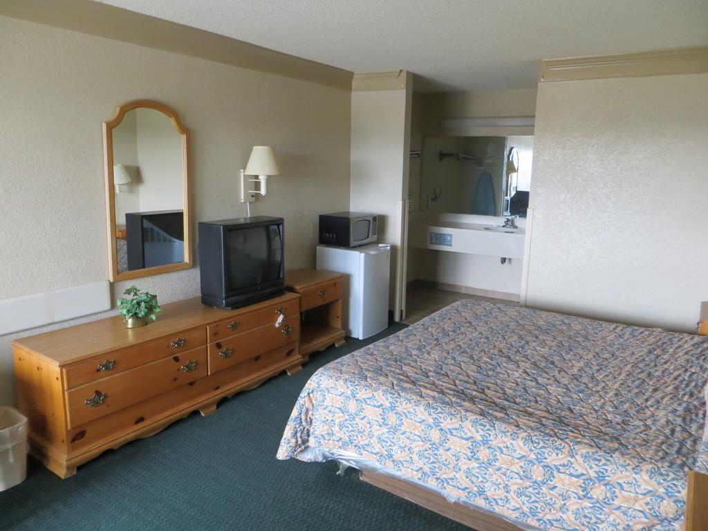 Budgetel Inn & Suites Macon Bagian luar foto
