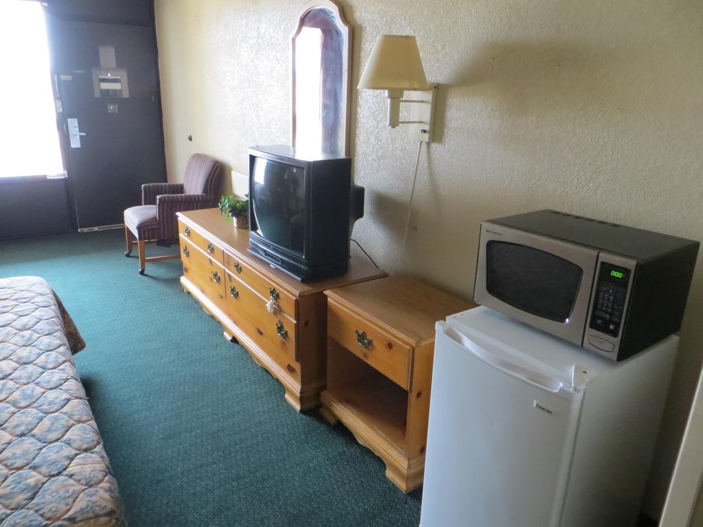 Budgetel Inn & Suites Macon Bagian luar foto